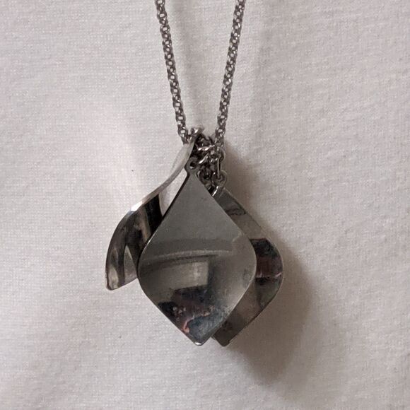 Long charm silvertone necklace - Picture 3 of 10